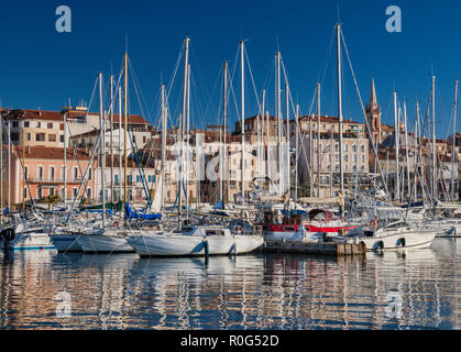 Bateaux au port de plaisance de Calvi, Balagne, Haute-Corse, Corse, France Banque D'Images