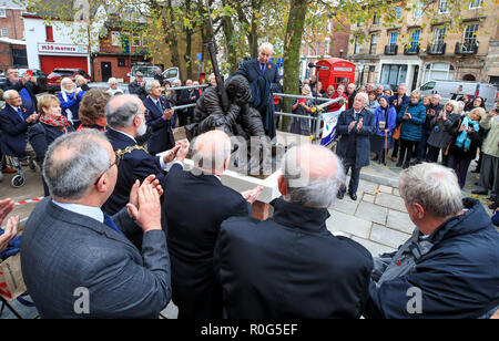 Frank MP Champs dévoile un nouveau monument commémoratif de guerre à Hamilton Square à Birkenhead. Banque D'Images