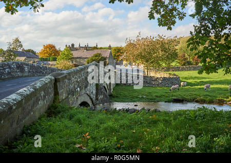 Rivière et le vieux pont à Austwick, Yorkshire du Nord, Angleterre, RU Banque D'Images