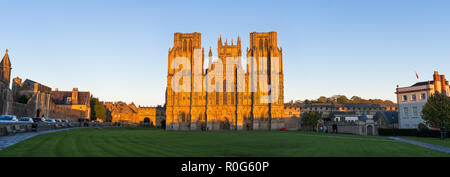 Panorama de la cathédrale de Wells dans la lumière du soir Banque D'Images