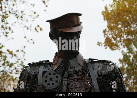 'The Haunting', un six mètres de haut représentant une sculpture weary soldat de la Première Guerre mondiale, à l'affiche à St Stephen's Green, Dublin, après son dévoilement officiel pour commémorer le centenaire de la fin de la Première Guerre mondiale. Banque D'Images