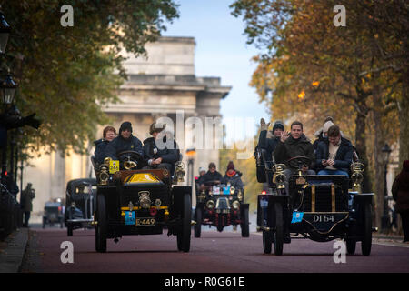 Les participants en voiture le long de Birdcage Walk, London, au cours de l'assemblée annuelle Bonhams Londres à Brighton Veteran Car Run. Banque D'Images