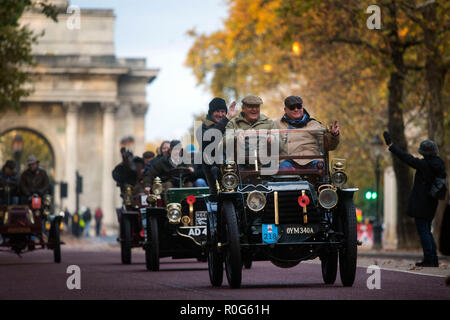 Les participants en voiture le long de Birdcage Walk, London, au cours de l'assemblée annuelle Bonhams Londres à Brighton Veteran Car Run. Banque D'Images