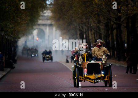 Les participants en voiture le long de Birdcage Walk, London, au cours de l'assemblée annuelle Bonhams Londres à Brighton Veteran Car Run. Banque D'Images