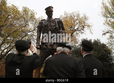 Voir Anciens combattants 'The Haunting', un six mètres de haut représentant une sculpture weary soldat de la Première Guerre mondiale, à l'affiche à St Stephen's Green, Dublin, après son dévoilement officiel pour commémorer le centenaire de la fin de la Première Guerre mondiale. Banque D'Images