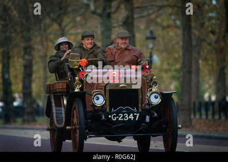 Les participants en voiture le long de Birdcage Walk, London, au cours de l'assemblée annuelle Bonhams Londres à Brighton Veteran Car Run. Banque D'Images