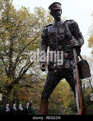 Voir Anciens combattants 'The Haunting', un six mètres de haut représentant une sculpture weary soldat de la Première Guerre mondiale, à l'affiche à St Stephen's Green, Dublin, après son dévoilement officiel pour commémorer le centenaire de la fin de la Première Guerre mondiale. Banque D'Images