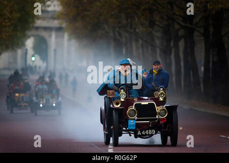 Les participants en voiture le long de Birdcage Walk, London, au cours de l'assemblée annuelle Bonhams Londres à Brighton Veteran Car Run. Banque D'Images