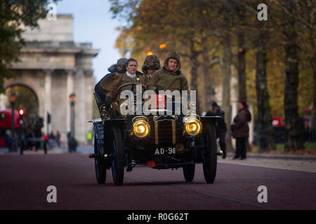 Les participants en voiture le long de Birdcage Walk, London, au cours de l'assemblée annuelle Bonhams Londres à Brighton Veteran Car Run. Banque D'Images