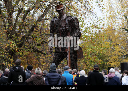 'The Haunting', un six mètres de haut représentant une sculpture weary soldat de la Première Guerre mondiale, à l'affiche à St Stephen's Green, Dublin, après son dévoilement officiel pour commémorer le centenaire de la fin de la Première Guerre mondiale. Banque D'Images