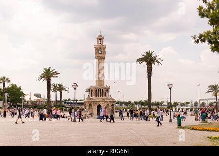 Izmir, Turquie - le 26 mai 2018. Tour de l'horloge d'Izmir sur un jour nuageux avec des personnes. Banque D'Images