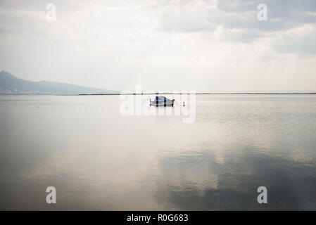 Izmir, Turquie - le 26 mai 2018. Sultan nommé fisher bateau sur la mer et stationné à Izmir en Turquie. Banque D'Images