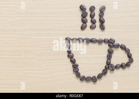 Les grains de café placé dans le café tasse de forme sur le fond et avoir l'espace pour copier dans votre travail de conception. Banque D'Images