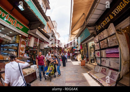 Izmir, Turquie - le 26 mai 2018. Bazar Kemeralti shoot avec objectif fisheye. Izmir Turquie. Les gens bondés de shopping. Banque D'Images