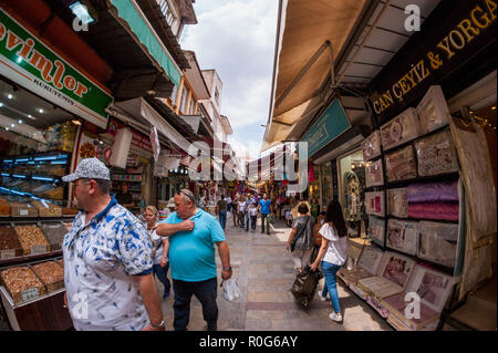 Izmir, Turquie - le 26 mai 2018. Bazar Kemeralti shoot avec objectif fisheye. Izmir Turquie. Les gens bondés de shopping. Banque D'Images