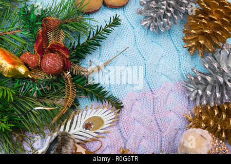 Fond de Noël. branches d'épinette, cônes, jouet oiseau sur soft blancket, lieu de travail pour la préparation des décorations du nouvel an. Vacances d'hiver concep Banque D'Images