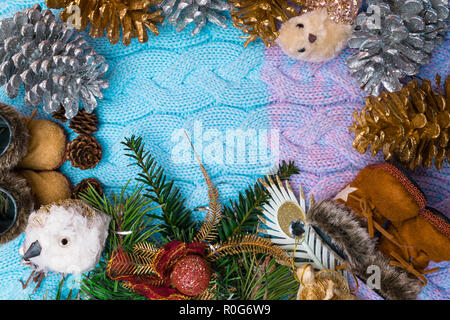 Fond de Noël. branches d'épinette, cônes, jouet oiseau sur soft blancket, lieu de travail pour la préparation des décorations du nouvel an. Vacances d'hiver concep Banque D'Images