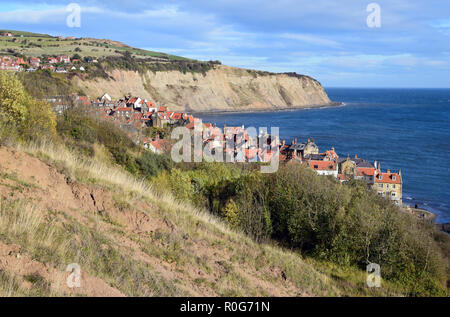 Robin Hoods Bay vue depuis le sentier du littoral à Ravenscar, Yorkshire du Nord Banque D'Images