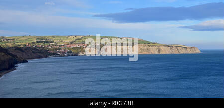 Recherche le long de falaises côtières vers Scarborough, Yorkshire du Nord Banque D'Images