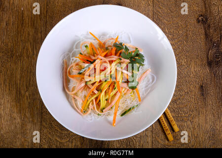 Vith salade de nouilles, légumes et bacon Banque D'Images