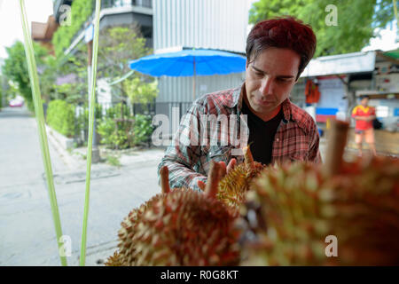 Beau touristiques persan man shopping for fruits dans street shop Banque D'Images