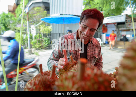 Beau touristiques persan man shopping for fruits dans street shop Banque D'Images