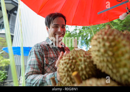 Beau touristiques persan man shopping for fruits dans street shop Banque D'Images