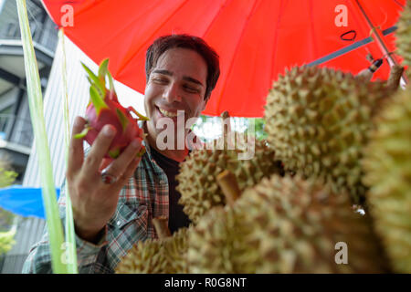 Beau touristiques persan man shopping for fruits dans street shop Banque D'Images