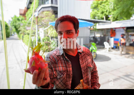 Beau touristiques persan man shopping for fruits dans street shop Banque D'Images