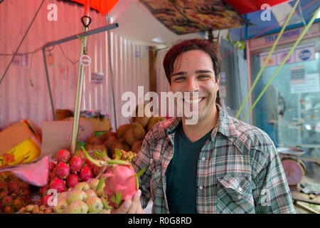 Beau touristiques persan man shopping for fruits dans street shop Banque D'Images