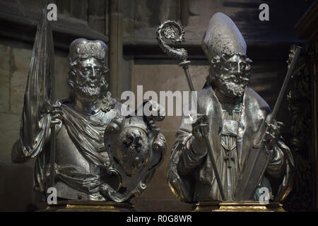 Buste d'argent de Saint Venceslas de Bohême (L) et Saint Adalbert de Prague (R) près des reliques de saint Adalbert en la Cathédrale Saint Vitus dans le château de Prague à Prague, République tchèque. Banque D'Images