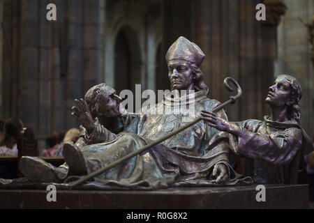 La résurrection de Saint Adalbert de Prague. Statue d'argent par le sculpteur tchèque Karla Vobišová Žáková (1936) dans la Cathédrale Saint Vitus dans le château de Prague à Prague, République tchèque. La statue a été dévoilée à l'occasion du transfert de la dépouille du Cardinal Josef Beran du Vatican à Prague en 2018. Banque D'Images