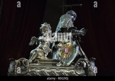 Putto tenant la plaque avec l'inscription de l'incorrupt langue maternelle de saint Jean Népomucène. Détail de l'argent tombe de saint Jean Népomucène dans la Cathédrale Saint Vitus dans le château de Prague à Prague, République tchèque. Banque D'Images