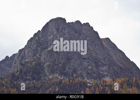 Les Alpes sont la plus haute et la plus vaste gamme de montagne qui se trouve entièrement en Europe, s'étendant sur environ 1 200 kilomètres. Banque D'Images