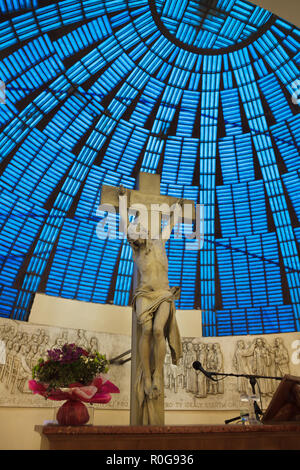 Crucifix de sculpteur tchèque Josef Václav Myslbek placé sur l'autel principal de la Maison de la congrégation de l'Église hussite tchécoslovaque (Husův sbor) conçu par l'architecte moderniste tchèque František Kubelka (1935-1937) dans le quartier de Holešovice à Prague, République tchèque. Banque D'Images
