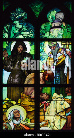 Détail de la fenêtre de vitraux conçus par République tchèque Alfons Mucha Art Nouveau dans la Cathédrale Saint Vitus dans le château de Prague à Prague, République tchèque. Scènes de la vie des saints Cyrille et Méthode sont représentés dans le vitrail. Le baptême du Duc Bořivoj de Bohême par les saints Cyrille et Méthode est représenté dans le milieu. Sainte Ludmila de Bohême est représenté ci-dessous. Banque D'Images