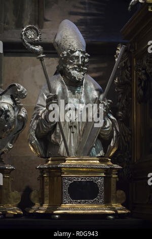 Buste d'argent de saint Adalbert de Prague, près des reliques de saint Adalbert en la Cathédrale Saint Vitus dans le château de Prague à Prague, République tchèque. Banque D'Images