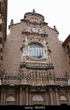 Une rangée de sculpture de Christ et ses disciples des statues au-dessus de l'entrée de l'église à l'abbaye bénédictine de Santa Maria de Montserrat Banque D'Images