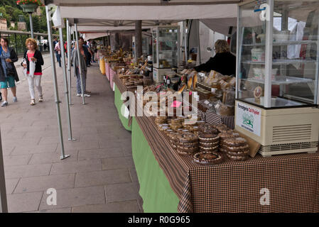 Produits locaux en vente à l'extérieur de l'enceinte du monastère le long de la rue de Montserrat, Barcelone, Espagne Banque D'Images