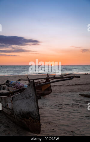 Pirogue locale des bateaux sur la plage au coucher du soleil, Nosy Be, Madagascar. Banque D'Images