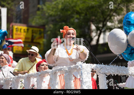 Chicago, Illinois, USA - 16 juin 2018 : Le peuple portoricain's Parade, femme portant des vêtements traditionnels Puerto Rican chantant sur un flotteur Banque D'Images