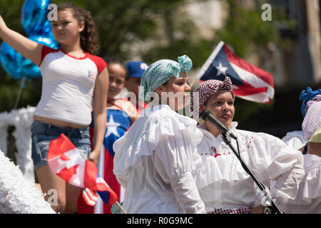 Chicago, Illinois, USA - 16 juin 2018 : Le peuple portoricain's Parade, femme portant des vêtements traditionnels Puerto Rican chantant sur un flotteur Banque D'Images