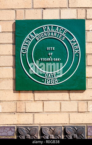 Une plaque sur le site vert de Vicaire's Oak, Crystal Palace. Le point de rencontre des marques des arrondissements de Southwark, Lambeth, Croydon et Bromley. Banque D'Images