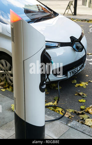 Renault Zoe blanc NAV dynamique de charge de voiture électrique point de recharge en bordure. Banque D'Images