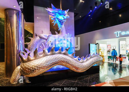 Macao - le 24 janvier 2016 : Grande sculpture lumineuse de dragon chinois holding pearl de griffes dans Ville de rêves Macao resort. Intérieur art décoration, Banque D'Images