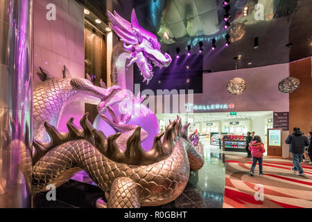 Macao - le 24 janvier 2016 : Grande sculpture lumineuse de dragon chinois holding pearl de griffes dans Ville de rêves Macao resort. Intérieur art décoration, Banque D'Images