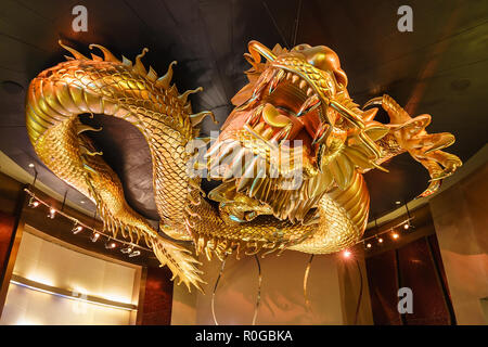 Macao - le 24 janvier 2016 : Ville de rêve intérieur casino à Macao. Sculpture métallique de Golden Dragon chasing flaming pearl Banque D'Images