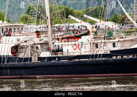 ROUEN, FRANCE - JUILLET 2016 Circa. Fin de l'Armada de Rouen, les bateaux navires galleon sur la Seine. Transport naval différentes allant à leur c Banque D'Images