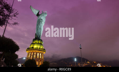 Vue de nuit sur la Vierge de El Panecillo ou vierge de Legarda. Il est situé sur le haut de la colline Panecillo près du centre historique de la ville de Quito. Banque D'Images