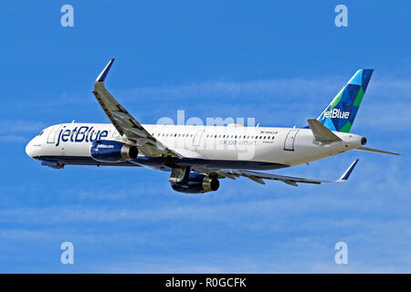 JetBlue's 200ème appareil, un A321-231 photographié juste après le départ de l'Aéroport International de Los Angeles en 2018 Banque D'Images